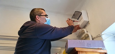 kiselosztó-szekrény-szerelő