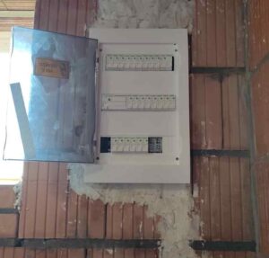 uj-lakaseloszto-beszerelese-villanyszerelo-budapest