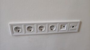 villanyszerelés budapest - dugalj szerelés soroló keret