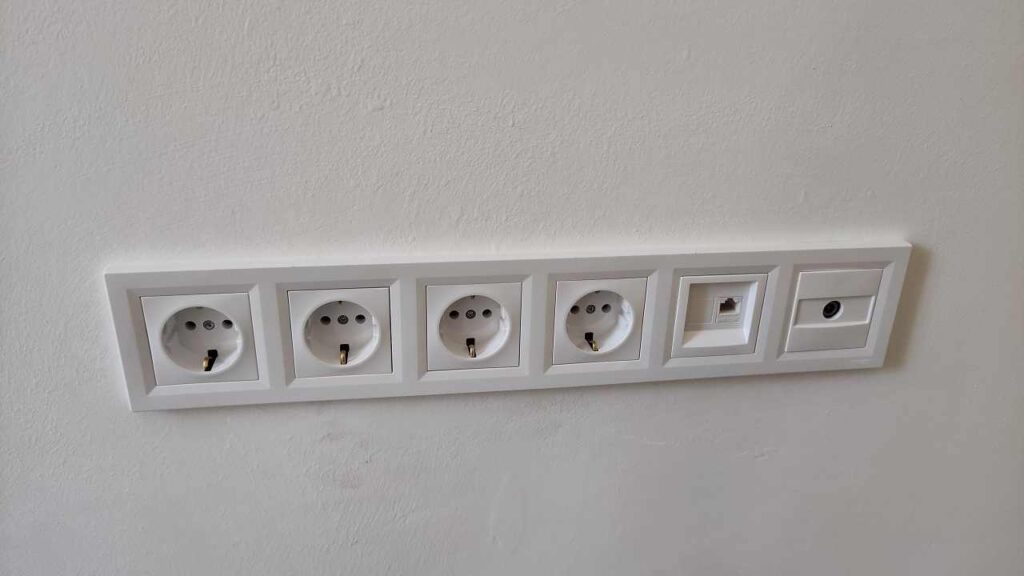 villanyszerelo-budapest-2024-sorolt-dugalj